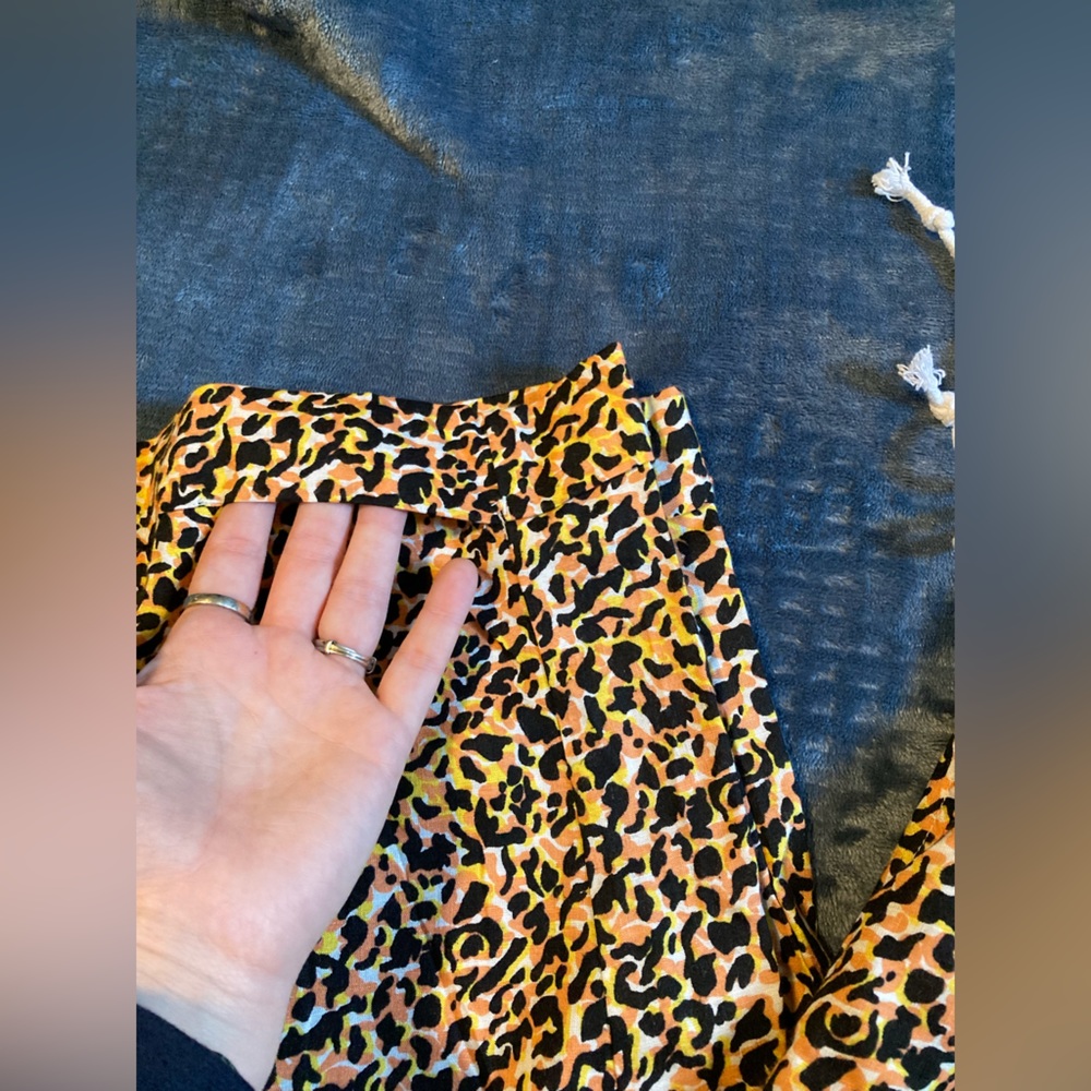 Hurley,large,new with tags,comfy,drawstring, cuffed bottom, animal print - Picture 2 of 10